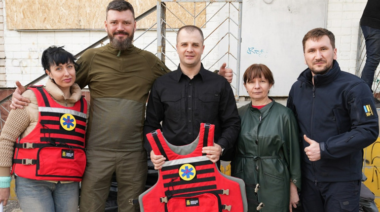 Львівський оборонний кластер передав медикам Херсонщини бронежилети