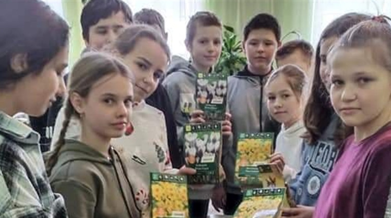 Кременецькі школярі висадили п'ятсот цибулин квітів завдяки проєкту Flowers4scool