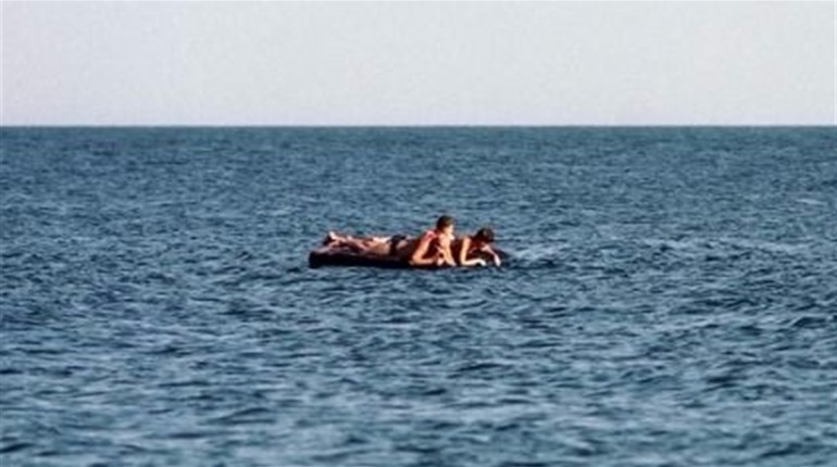 Женщину с ребенком чуть не унесло в открытое море