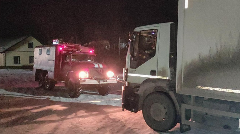 Рятувальники витягнули із вибоїни вантажівку: у пастку потрапила автівка "Укрпошти"
