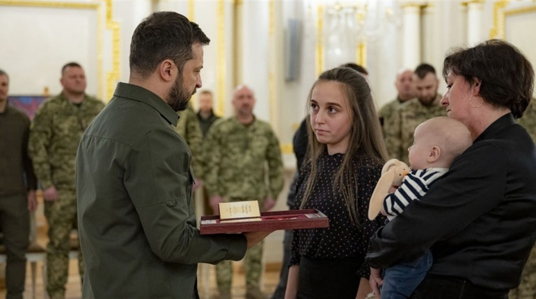 Президент посмертно відзначив героя, який загинув під час оборони Херсона