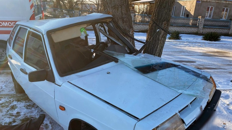 На Херсонщині автівка на літніх шинах злетіла з вкритої сніговим накатом дороги: водій загинув