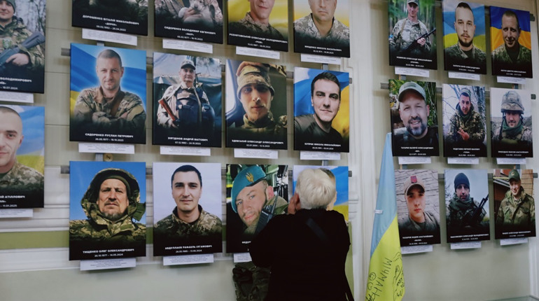 «Війна – імена»: у Глухові відкрили виставку, присвячену памʼяті полеглих героїв