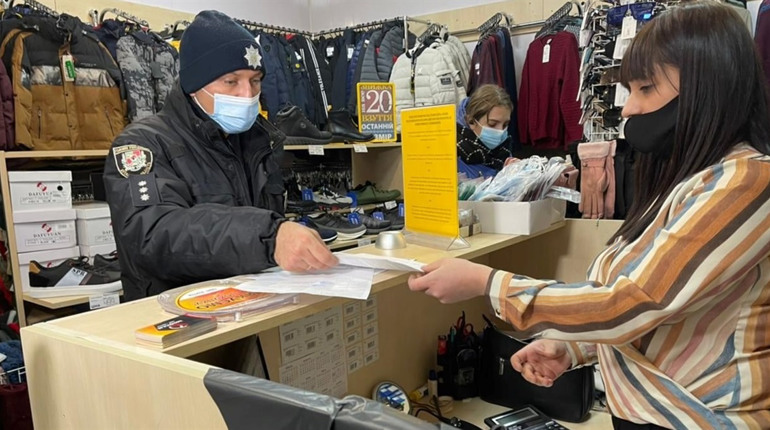 У Сватовому перевіряють дотримання карантинних обмежень у промислових магазинах: вже є перші штрафи