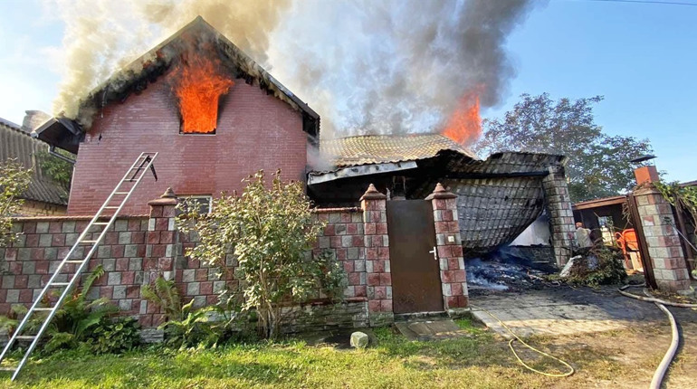 У Вараші горів двоповерховий будинок дачного кооперативу