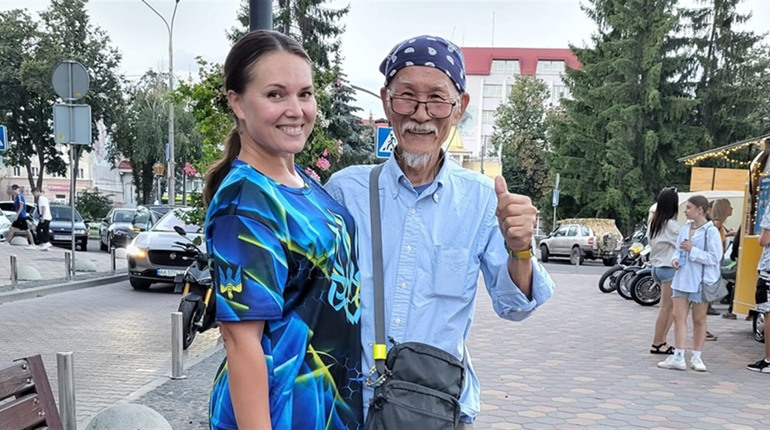 Глухівчанка поділилася враженнями від зустрічі з легендарним японським волонтером Фумінорі Цучіко