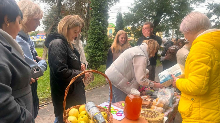 У Старокостянтинівському ліцеї імені М. С. Рудяка провели благодійний ярмарок на підтримку ЗСУ