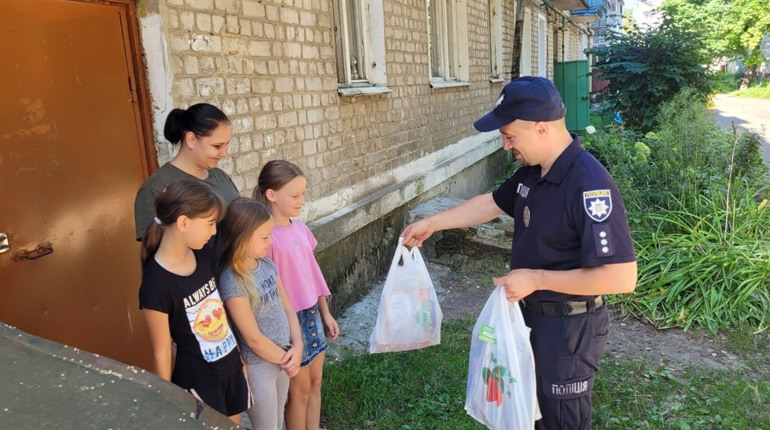 У Шостці працівники поліції привезли шкільне приладдя для дітей із сімʼї переселенців