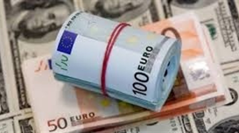 Курс валют наприкінці липня: чи варто чекати долар по 45 гривень і чому експерти не радять продавати