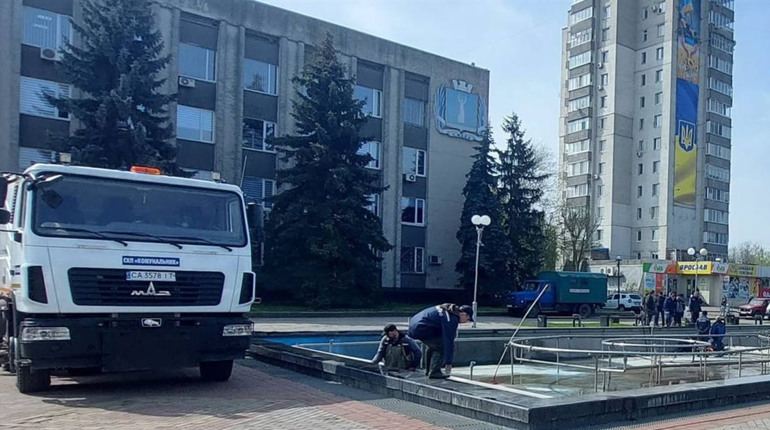 У Смілі облагороджують фонтан у центрі міста та готують до сезону