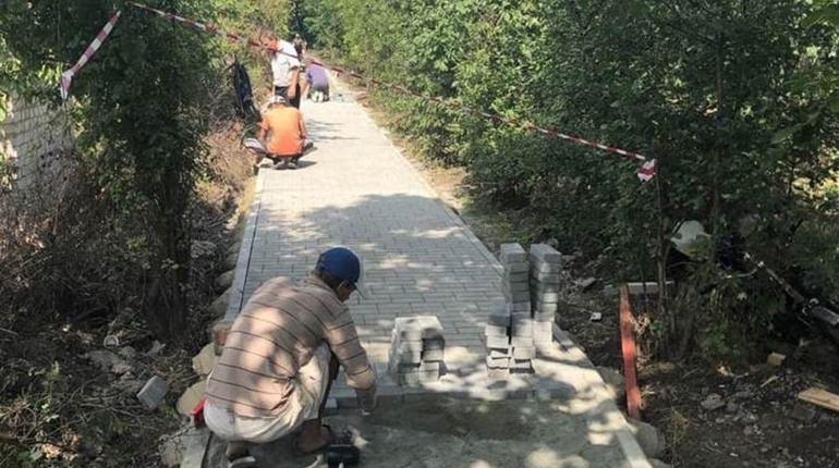 Нові пішохідні доріжки та ліхтарі: в Кураховому продовжують облаштовувати мікрорайон Южний