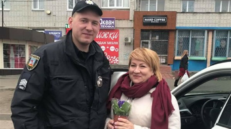 У Фастові поліцейські зупиняють жінок-водіїв і... дарують квіти