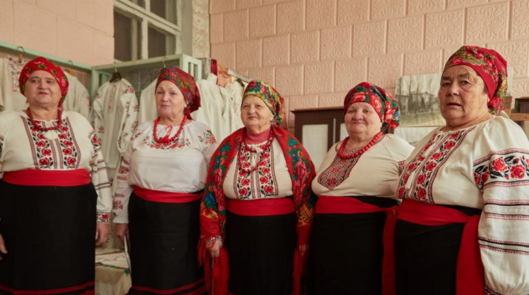 Нова серія від “Баби Єльки” про Онуфріївську громаду: Хованки від смерті та пісні-медитації
