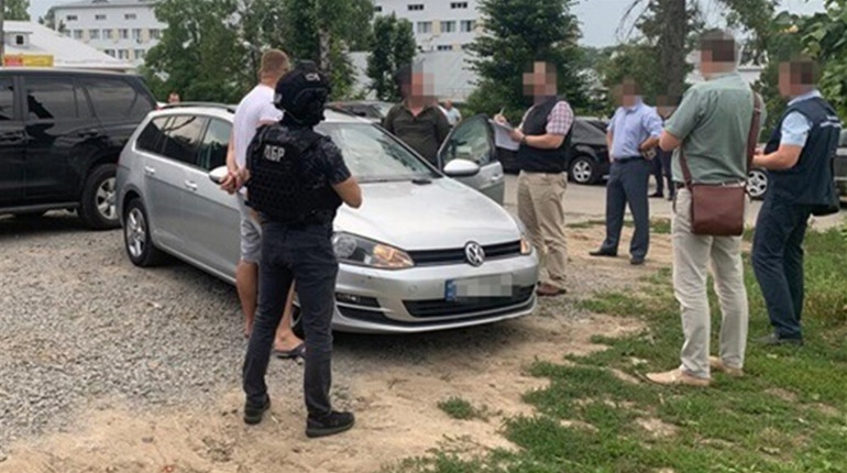 На Хмельниччині двох керівників кримінальної поліції взяли на «гарячому»