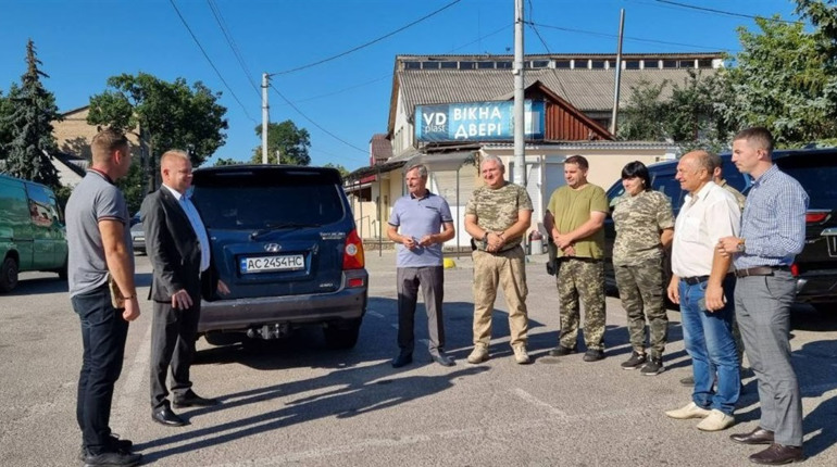 Нардеп Віктор Мялик передав автомобіль воїнам з Борової