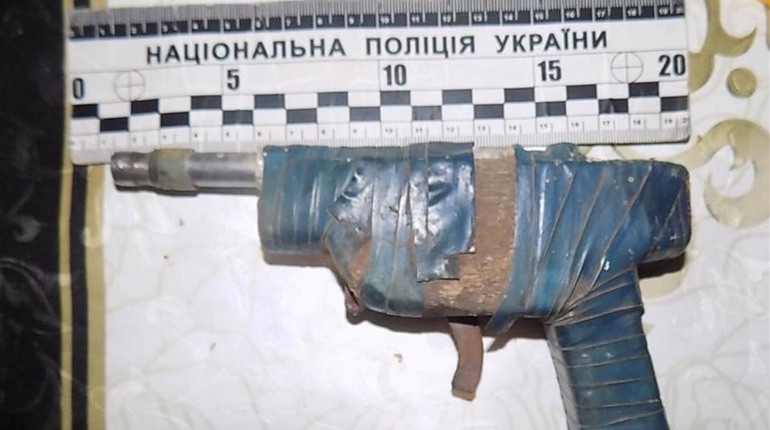 У Біляївському районі правоохоронці викрили чоловіка, який зберігав наркотики та зброю
