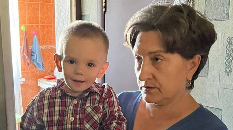Залишився живий під час розстрілу автоколони під Купʼянськом: правоохоронці відвідали хлопчика
