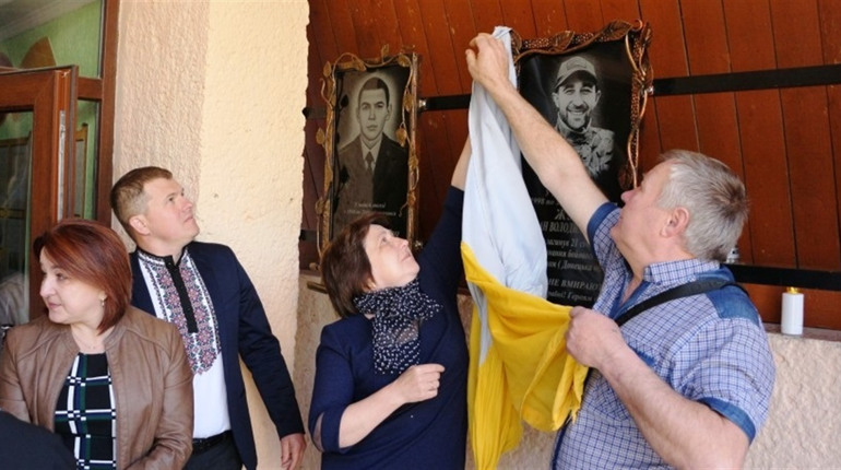 Вшанували героя: у Трускавці освятили меморіальну дошку військовому Роману Жуку