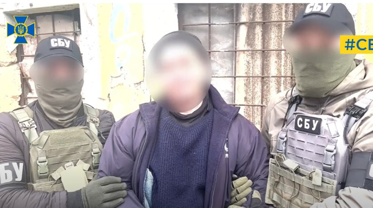 За їх «наводкою» рашисти обстріляли лікарню, церкву і будівлю поліції: у Херсоні затримали зрадників