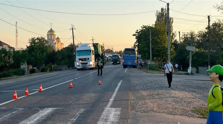 Водій рейсового автобусу збив хлопчика на переході: не працював світлофор через відсутність світла
