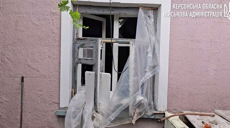 На Херсонщині окупанти поцілили у житлові будинки, поштове відділення, торгівельний центр