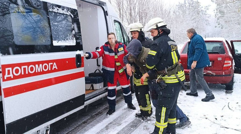 На Переяславщині авто з'їхало у кювет і врізалося у дерево: водій та пасажир опинилися у пастці