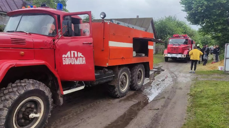 В Боромлі через дитячі пустощі з вогнем спалахнув легковик