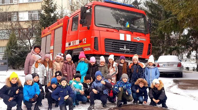 Для дітей провели екскурсію до пожежної частини