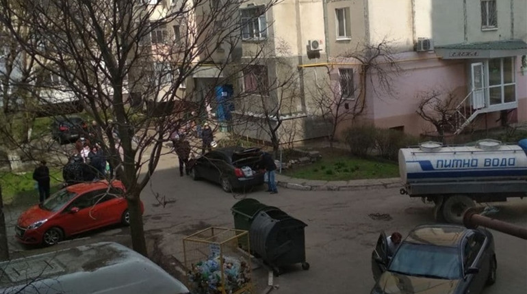 У центрі Херсона понад добу немає води. Питну воду привозять вже вдруге