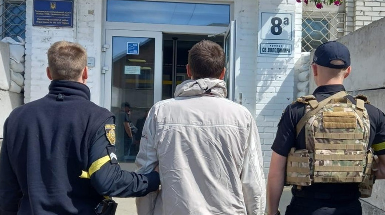 Двох зловмисників, які скоїли грабежі, поліцейські оперативно затримали. Їм загрожує до десяти років