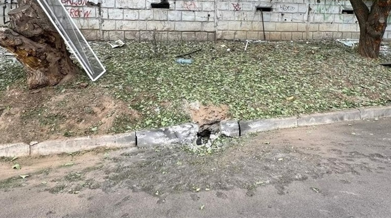 На Херсонщині російські окупанти поцілили у житлові будинки, автівки та автобуси