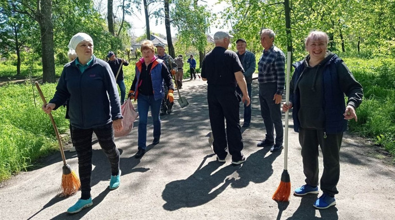 Освітяни Первомайської громади активно долучилися до весняного прибирання