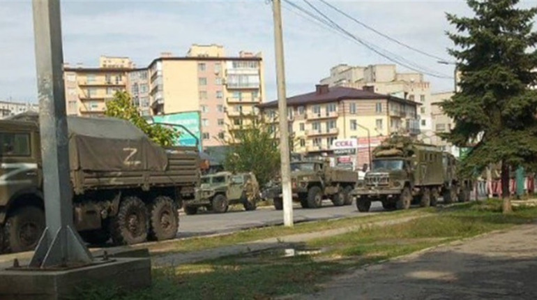 Росіяни завезли бетонні доти в Таврійськ