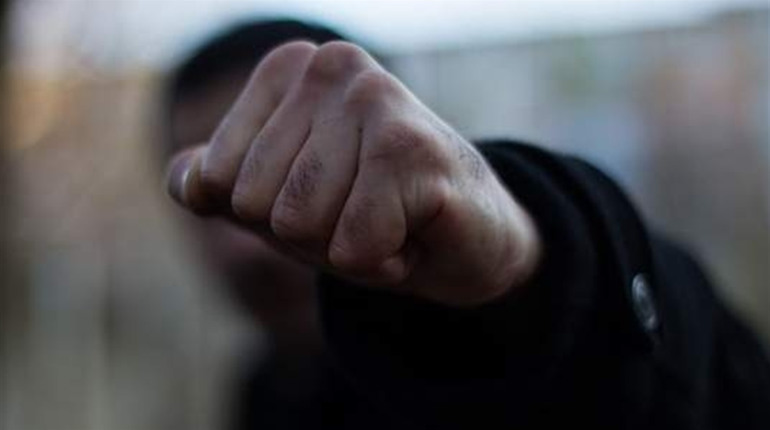 В Троїцькому на дні народження за образу іменинника гостя поранили ножем в живіт і виставили геть