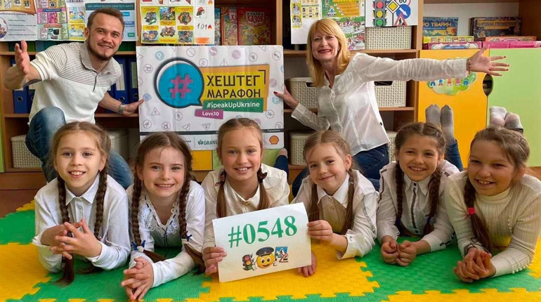 Славутські школярі отримали в подарунок комплект світловідбиваючих жилетів