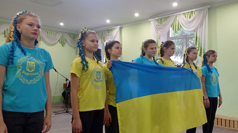 Фоторепортаж. У селі Шевченкове провели концерт для рідних і близьких захисників України