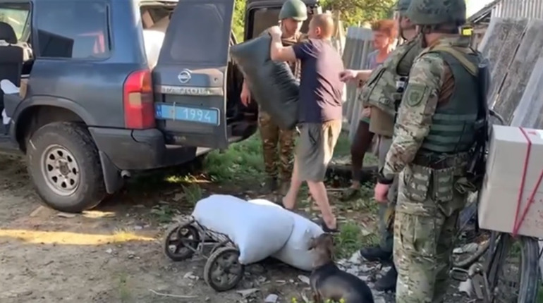 Посилки від рідних. Поліцейські Луганщини привезли жителям деокупованої Макіївки продуктові набори
