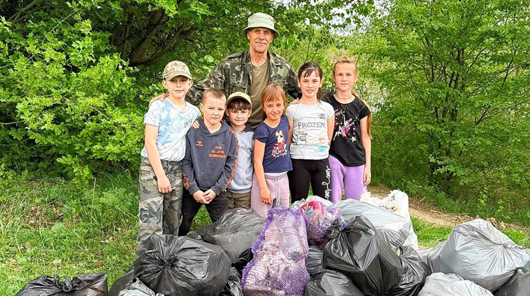 Кікбоксери з клубу «ДАО» прибрали береги водойми в селі Широке