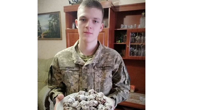 Юний переяславець готує мармурове печиво для мами