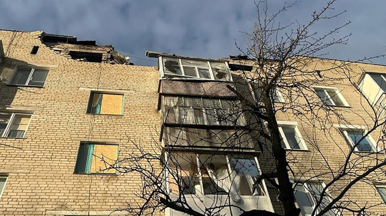 У Купʼянськ-Вузловому росіяни вкотре обстріляли житловий будинок: ДСНС залучали до розбору завалів