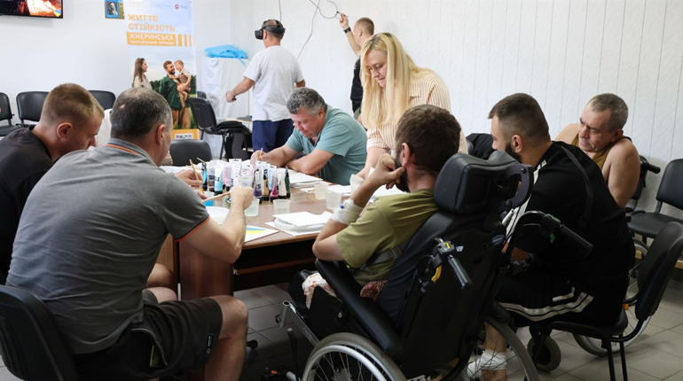 Трохи тепла, спілкування і підтримки: у Жмеринці провели арт-терапевтичну зустріч для воїнів