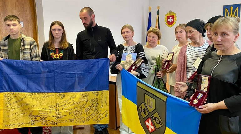 У Сарнах рідні військових отримали посмертні ордени бійців