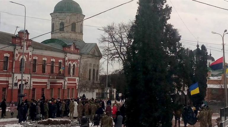 Ніжинська громада прощалася із загиблим Героєм – старшим солдатом Романом Катрухою