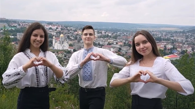 Випускники 2020 привітали Чортків із Днем народження (+відео)
