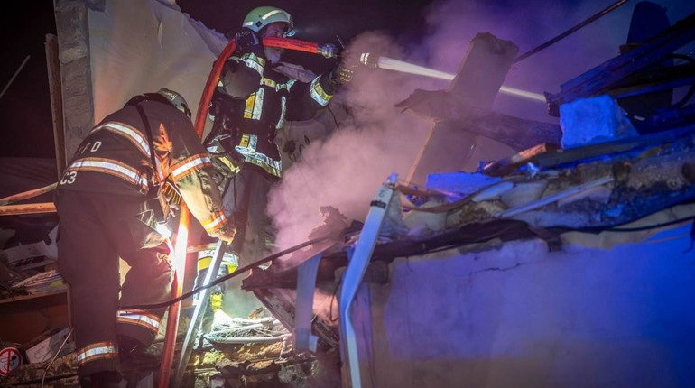 Ворожа атака на Одесу: пошкоджені будівлі та авто, серед постраждалих — дитина