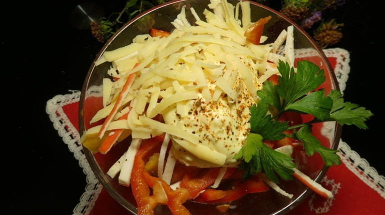 Рецепт дня: салат з крабовими паличками, сиром та овочами