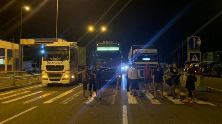 Поруч з Дачним водії фур перекривали вночі дорогу: не хочуть проходити ваговий комплекс