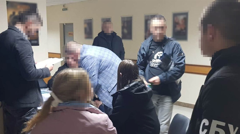 Два депутати та посадовець вимагали мільйонний хабар за збереження посади керівника підприємства