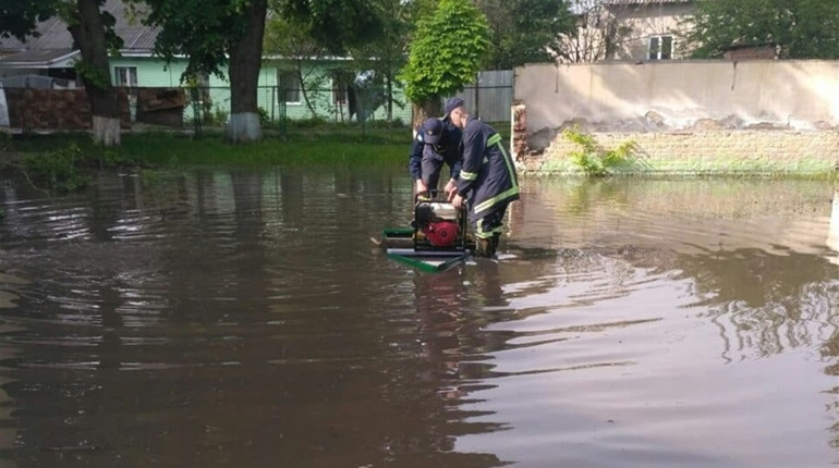 Злива у Старокостянтинові: затопило школу, дитячий садочок і житлові будинки