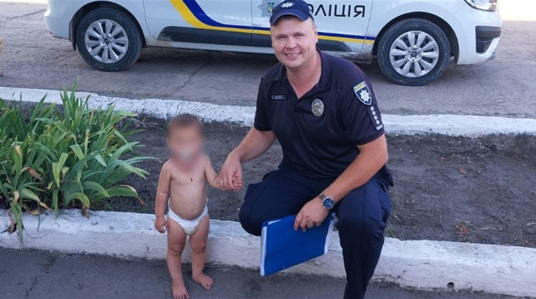 На Одещині хлопчики двох та чотирьох років самі гуляли біля автотраси: батьки навіть не хвилювались